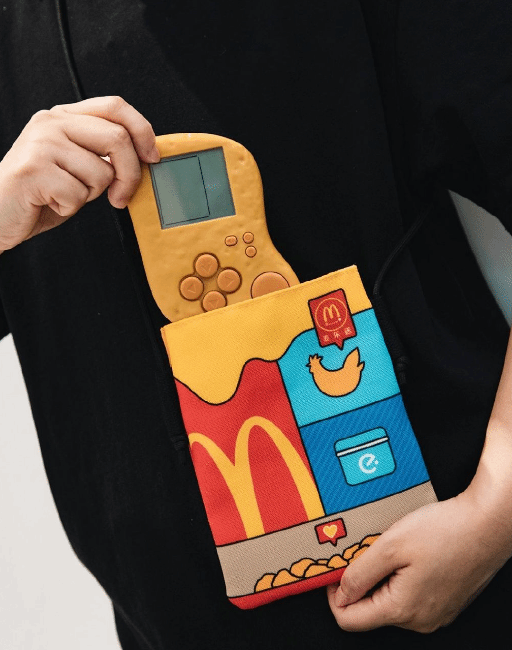 麦当劳六一活动：消费加30元换俄罗斯方块游戏机！
