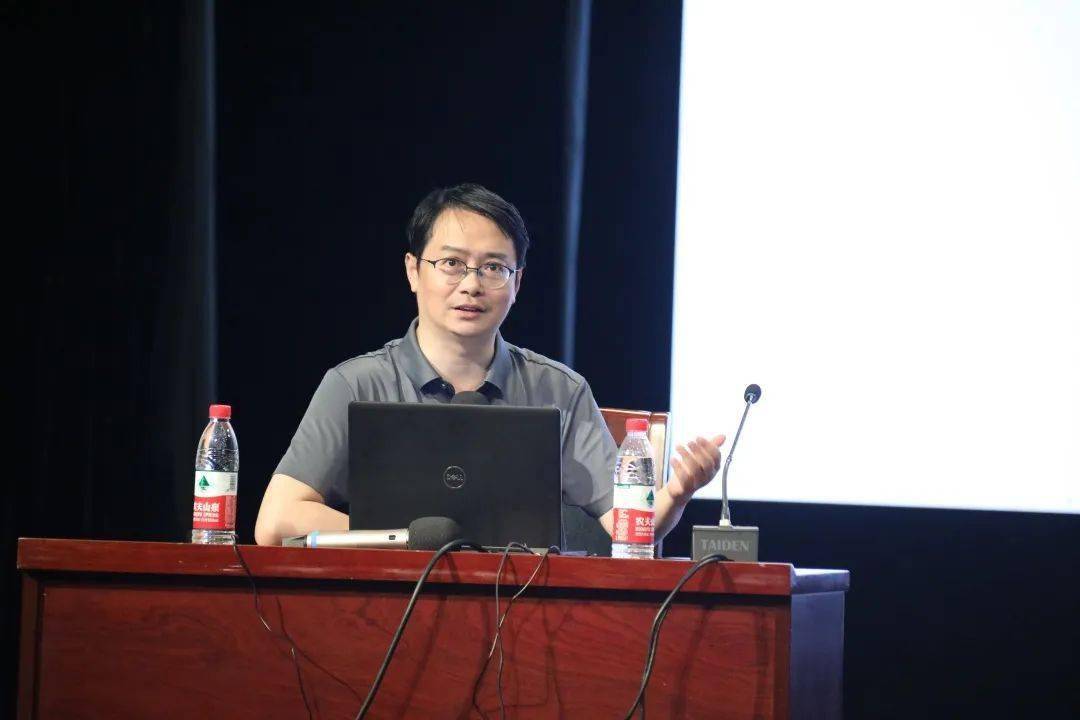 学校邀请到了北京大学临床心理学博士,精神科主治医生徐凯文教授为
