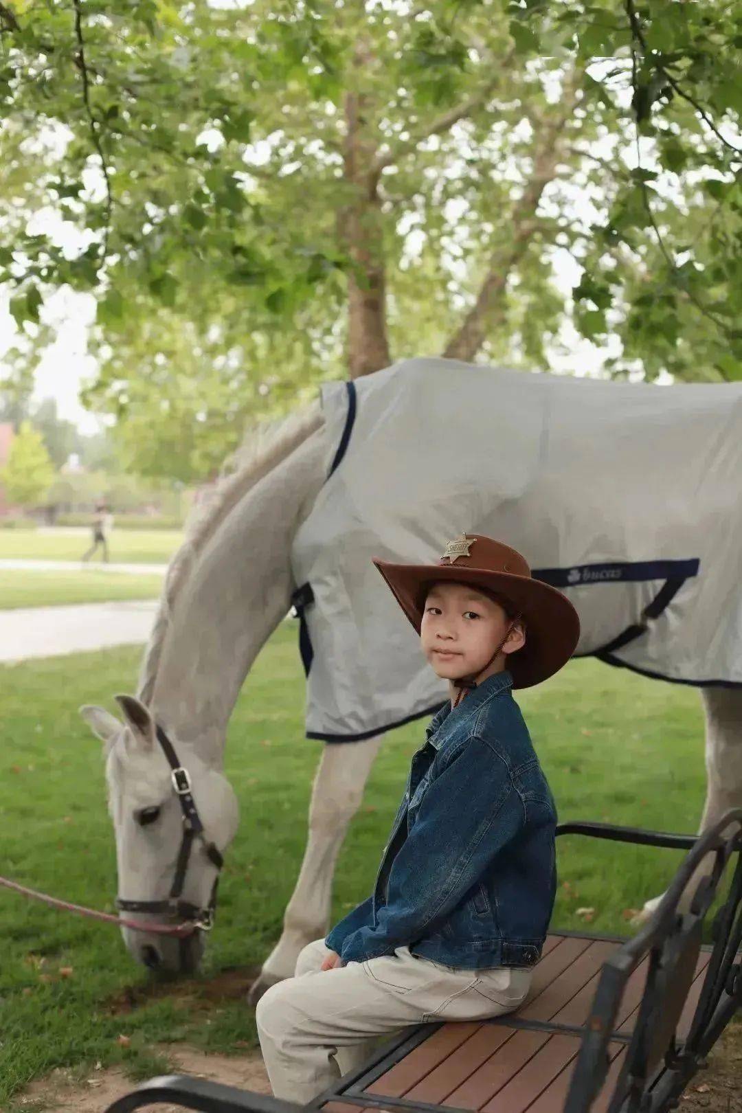 儿童节合影|身骑白马,做童话中的小王子&公主_马术_马匹_联赛