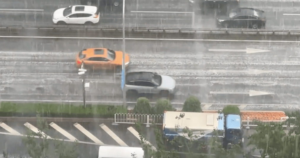 北京多地突降冰雹！双预警齐发！为何最近雷雨多发？