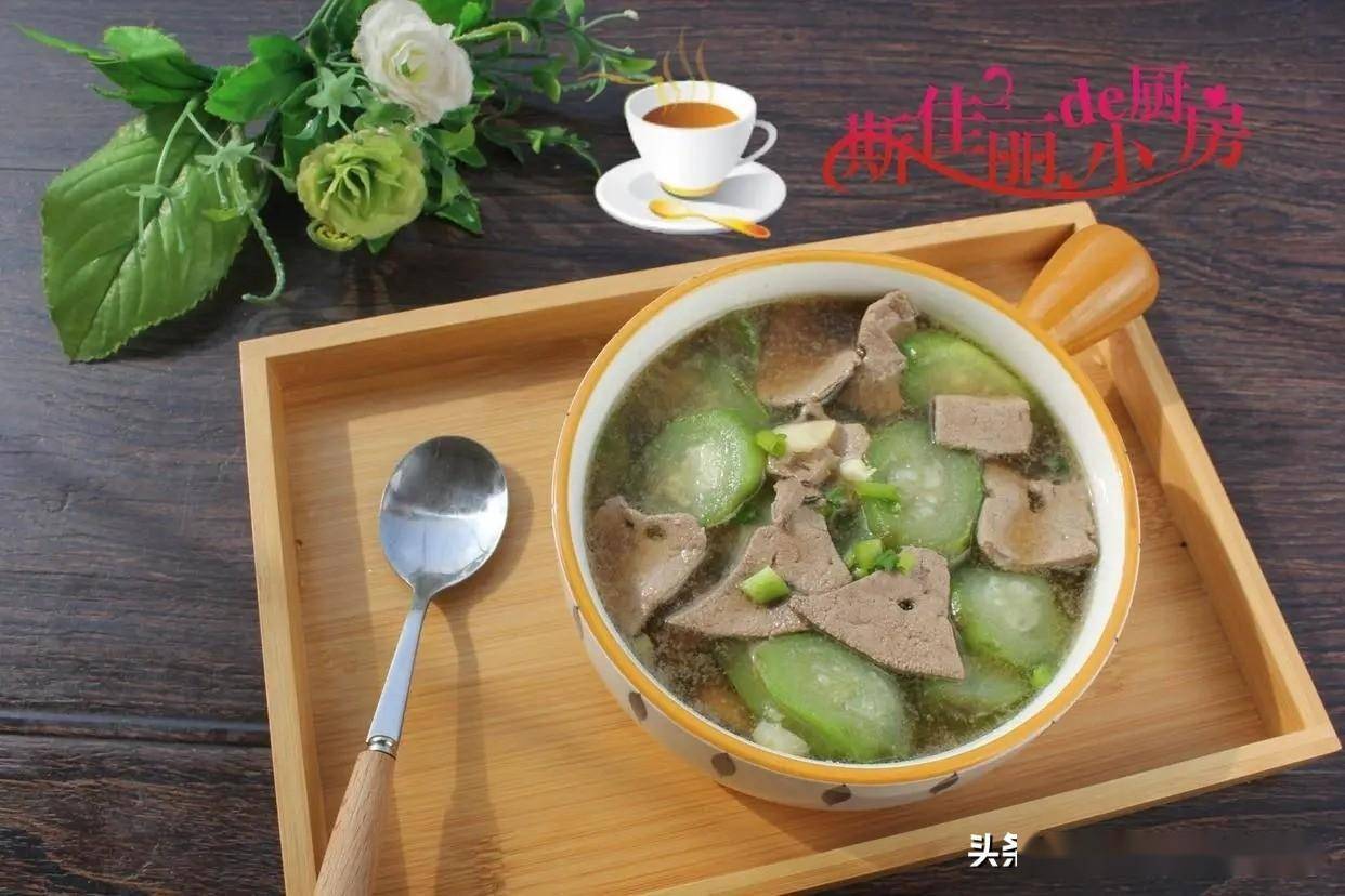 三,推荐菜谱【丝瓜猪肝汤】原料:丝瓜 猪肝 蒜末 淀粉 料酒 生抽 胡椒