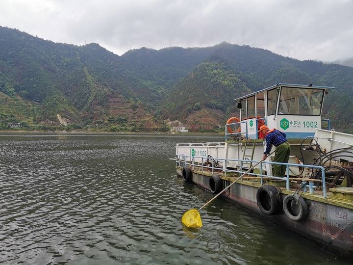 从"三艘船"看新安江生态之变_垃圾_水质_打捞