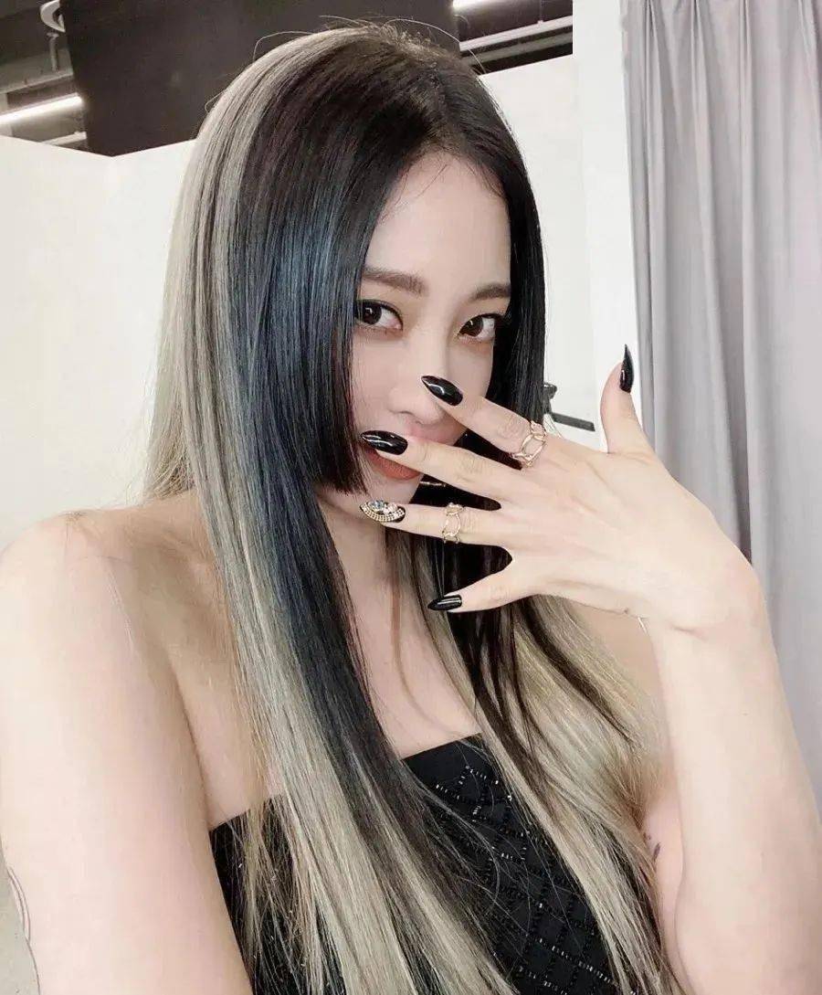 就是发尾稍稍内扣,可以更好地修饰下颌骨的线条,达到瘦脸的效果,圆脸