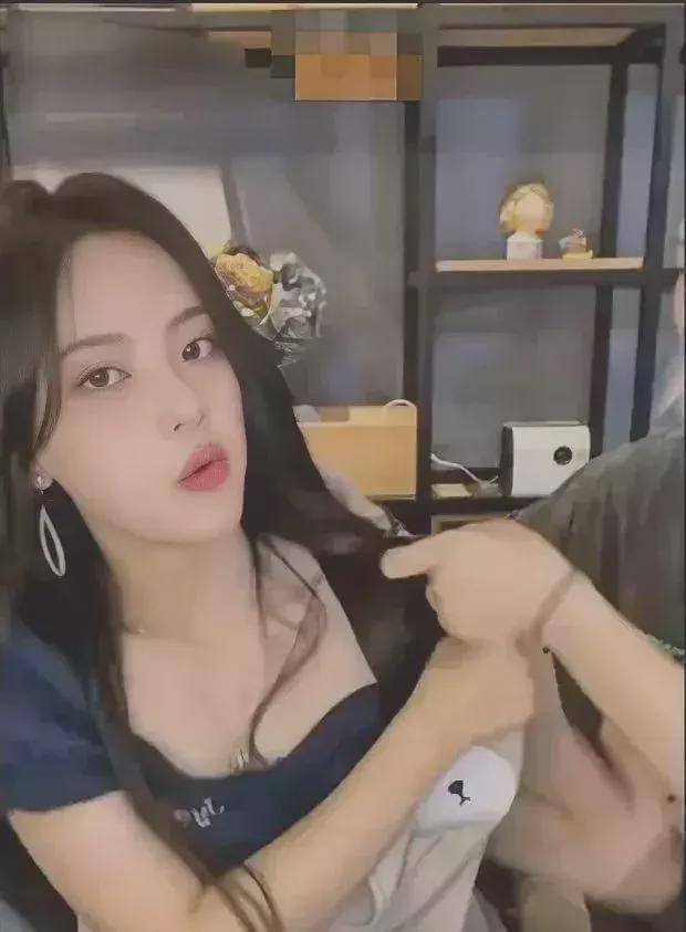 杨超越:直播走光露点!被看光50秒视频疯传网友:漏出肉粉色是啥?