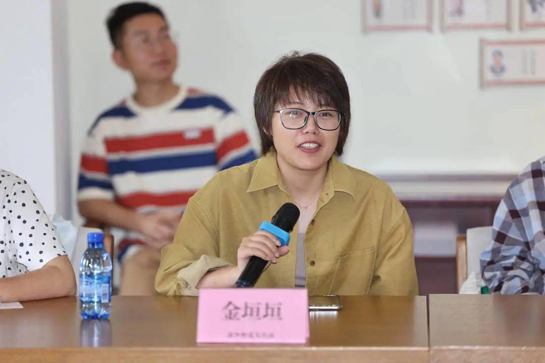 会上,县文化馆馆长黄群莲对文化馆公共文化服务职能进行介绍,他指出