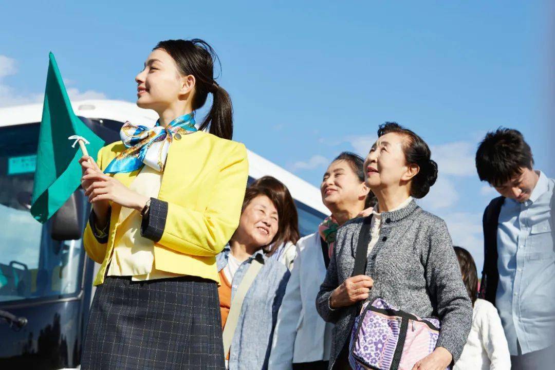 当年轻人混入老年旅游团:快活极了!_旅游业_阿姨_年纪