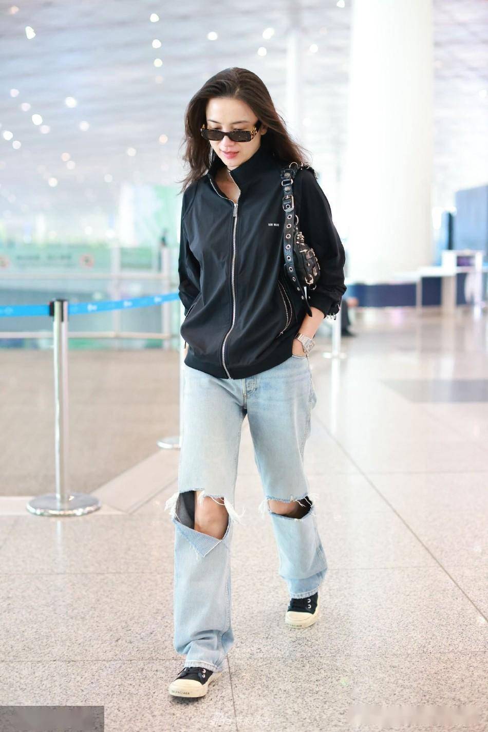 宋佳黑色外套搭配破洞牛仔裤时尚大方 拨弄秀发随性洒脱_北京