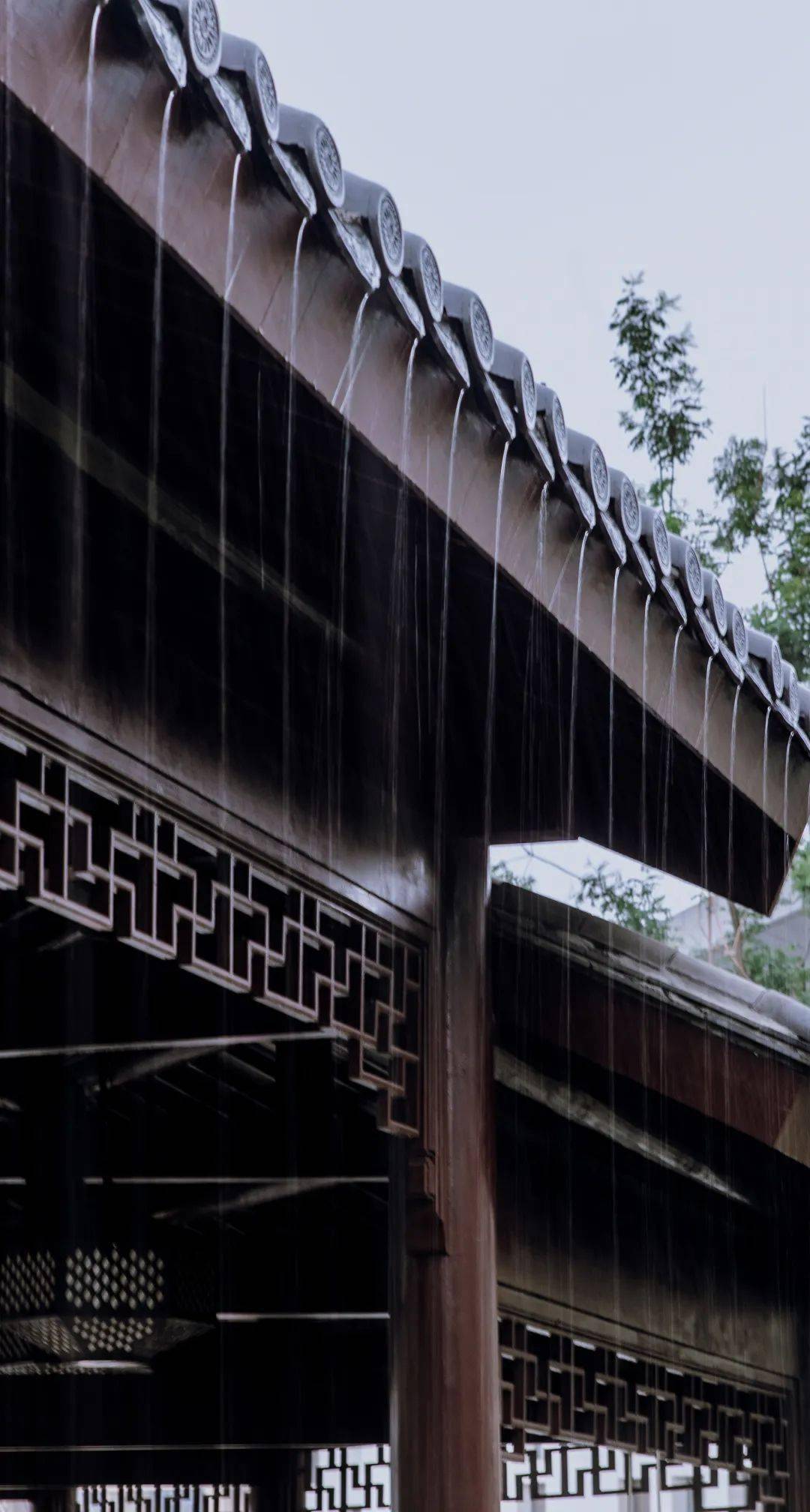 屋檐下的雨意境图片