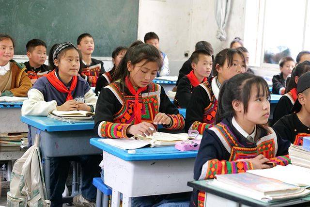 意为"像锅庄石一样鼎立的大山",是四川省凉山彝族自治州的东大门,素有