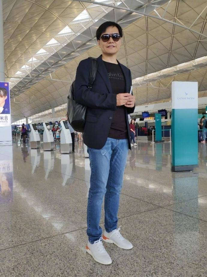 见过世面的中年男人,穿西服,衬衣都喜欢配牛仔裤,看雷军就知道_风格