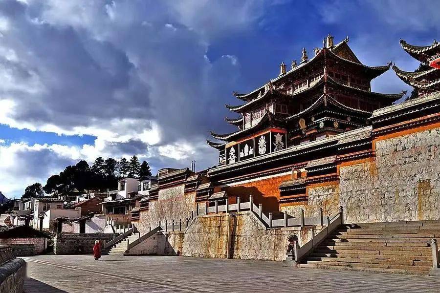 为图丹祥德林,又称阿万仓召岱娘玛寺,始建于1834年,属宁玛派红教寺院