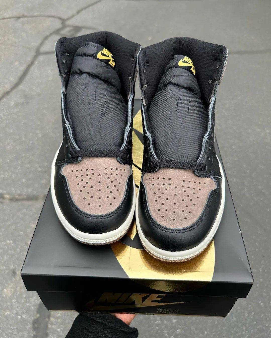 "土豪"黑金鞋盒曝光!aj1黑摩卡实物更新_设计_方案_微博