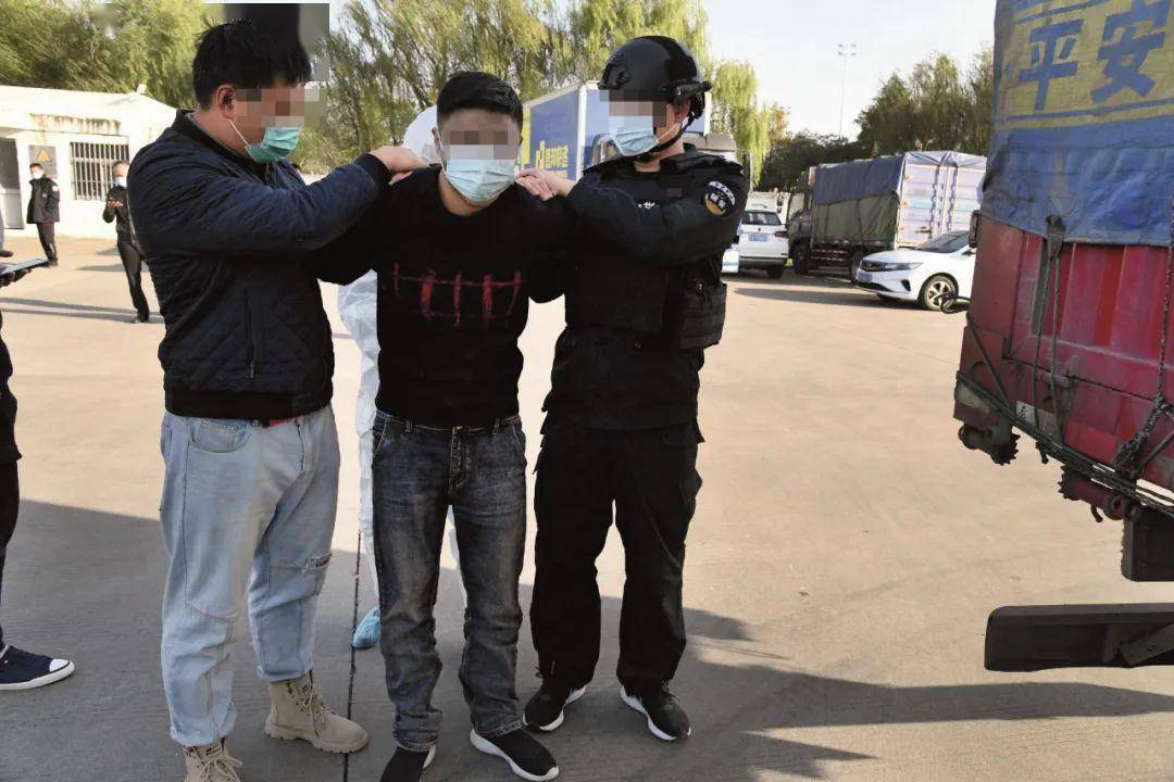 图为抓捕现场"这是新中国成立后迄今为止,吴江公安机关一次性查毒数量