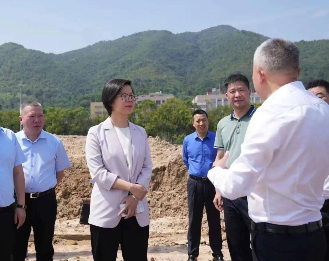 黄慧一行首先来到温州弗迪新能源动力电池项目,通过看图纸,走现场,听