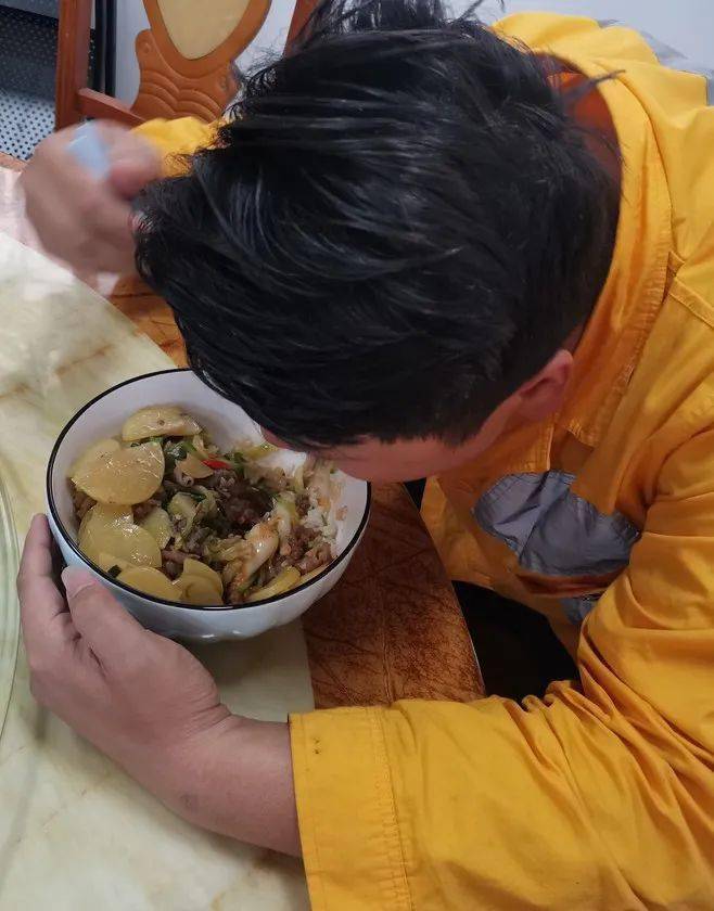 成铁干饭人,用碗用盘用大盆?_工作_同事_列车