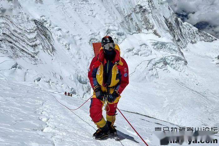 suhajda szilárd携带高海拔登山装备,身着连体羽绒服攀登照片提供