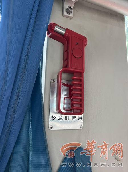 有市民反映乘公交车时安全锤脱落 记者走访西安多条线路_检查_女士
