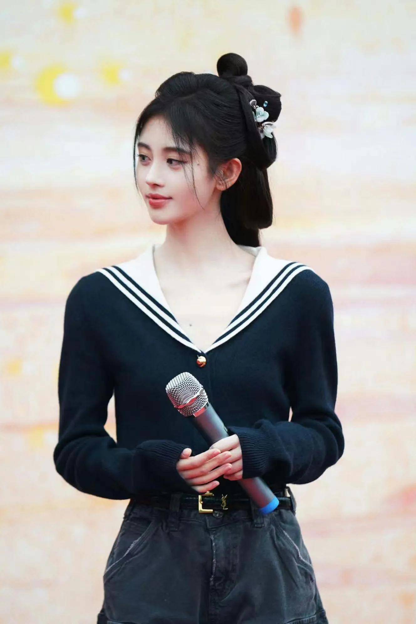 鞠婧祎时尚合集:甜美迷人,清新明丽
