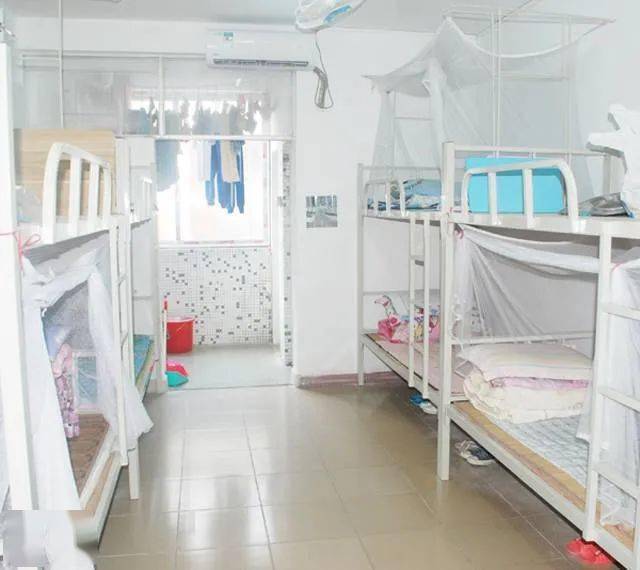 梓元岗中学学校每个宿舍都配备完善的生活设施,如独立卫生间,空调