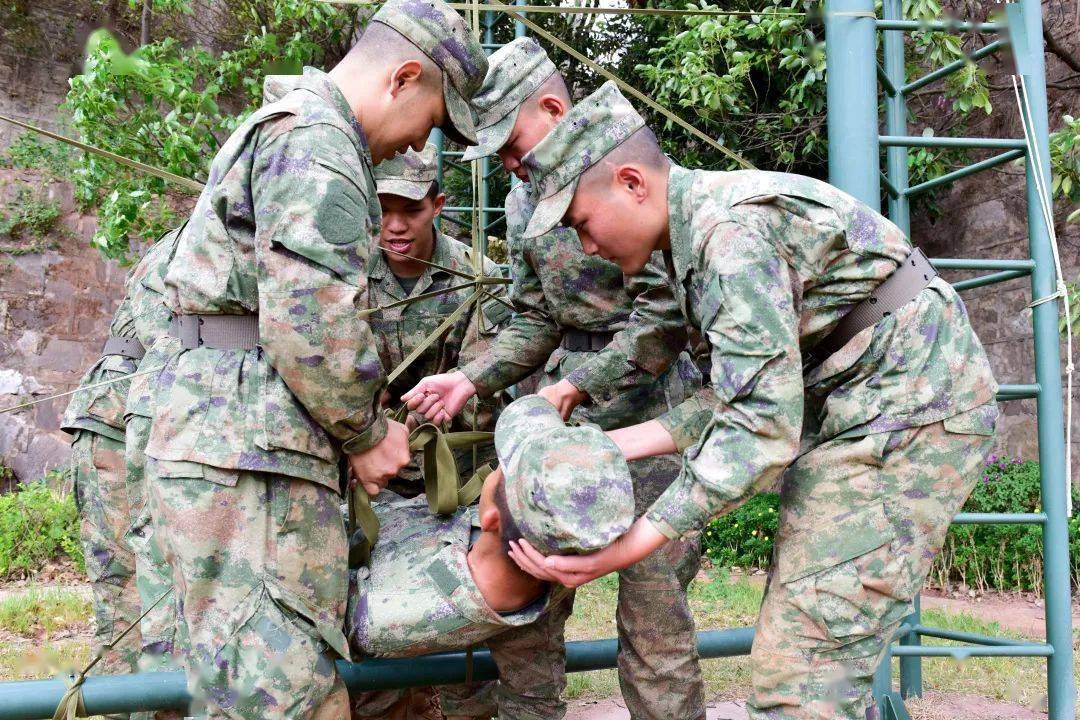 "信任背摔"训练,不仅仅是刺激._新兵_战友_心理