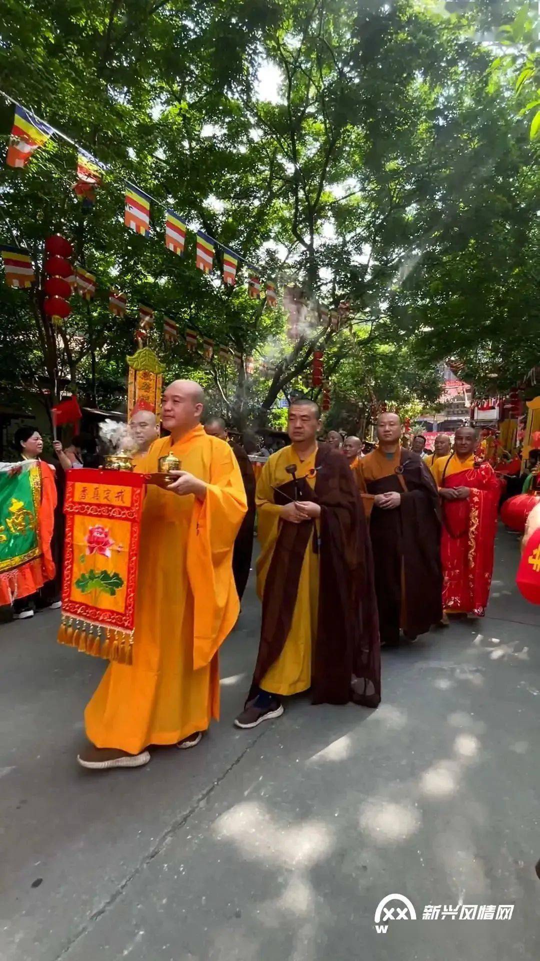 好熱鬧!今日上午,新興六祖興隆寺隆重舉行大雄寶殿落成暨三寶佛聖像開