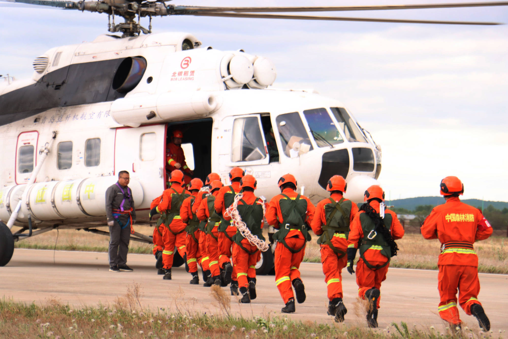 组图直击|"直升机 消防员"空地协同"作战"_大兴安岭_森林_训练