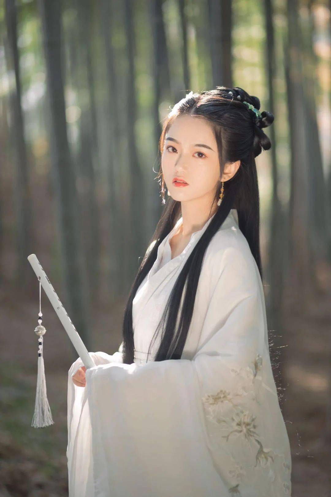 宽厚豁达的人多半眉清目秀,一脸福相;狭隘善妒之人大多尖嘴猴腮,双眉