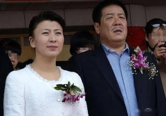 离婚之后闫学晶又嫁给了煤矿富商马明东,对方同样身价不菲财力雄厚