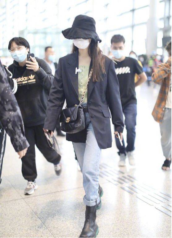 杨超越装酷真是不怕翻车!