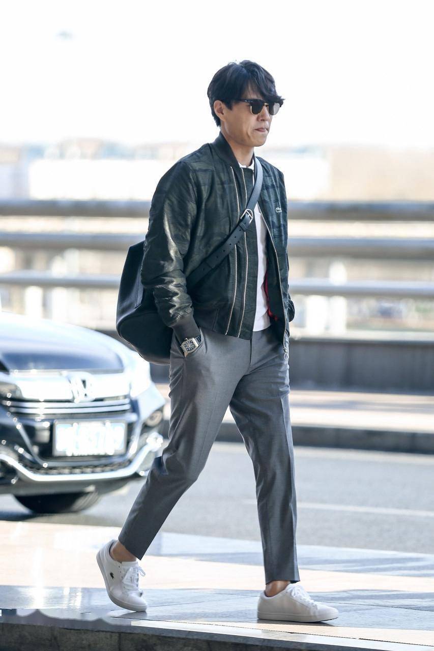 看46岁靳东就明白了_气质_造型_效果