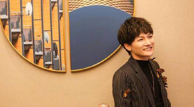 周深《歌手》穿蛾装绅士浪漫,比起镜子里的v,又可爱又可爱_黑色