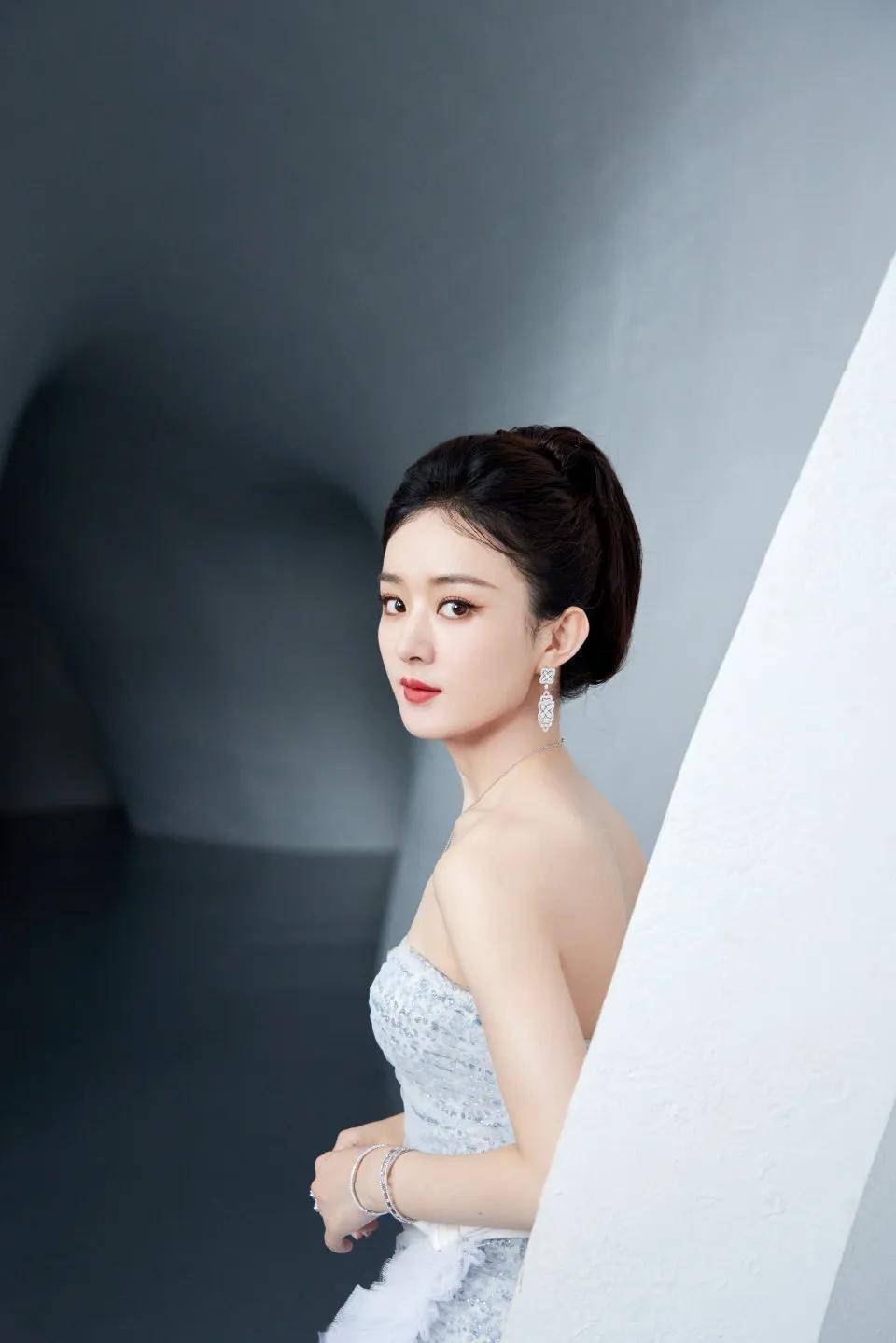 赵丽颖梦幻白裙造型:盛世佳人,优雅公主