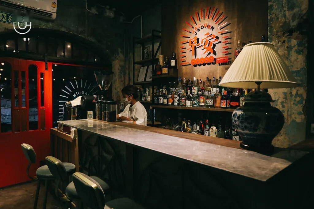 唐人街深处的早安——泰国一家由百年旧仓库改造的中国风咖啡酒吧