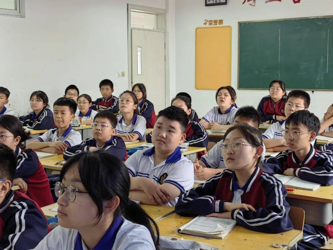 垦利区第二实验中学组织学生观看"神舟十六号"发射直播_成功_航天