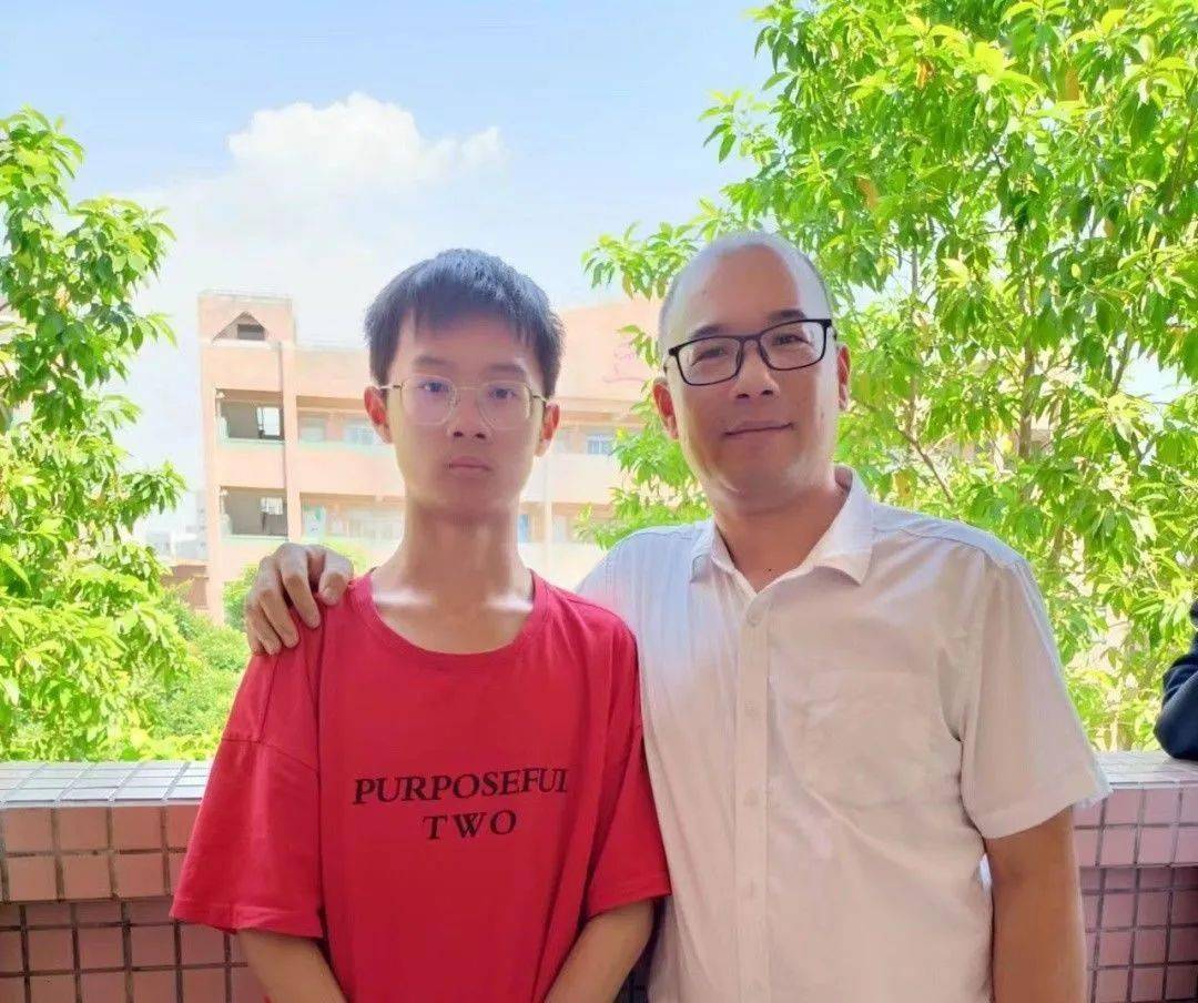 为初三学生保驾护航,我校邀请了初三钟世轩同学的家长钟盛强先生,为