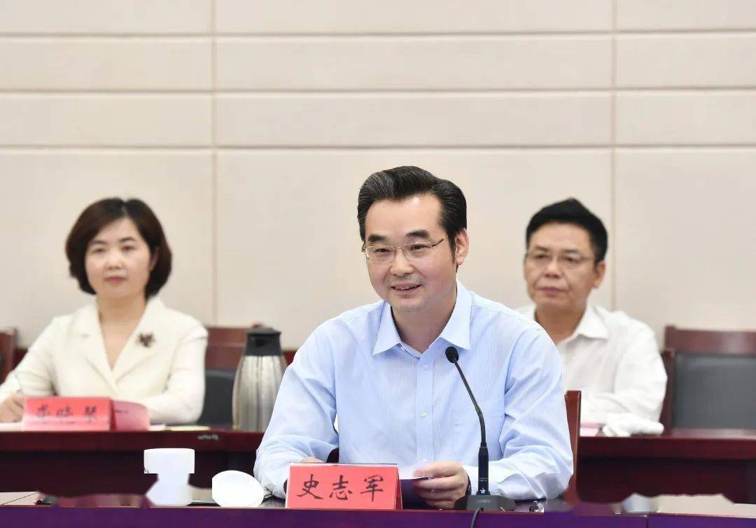 市委书记史志军,第七师胡杨河市党委书记,政委李华斌参加活动并出席
