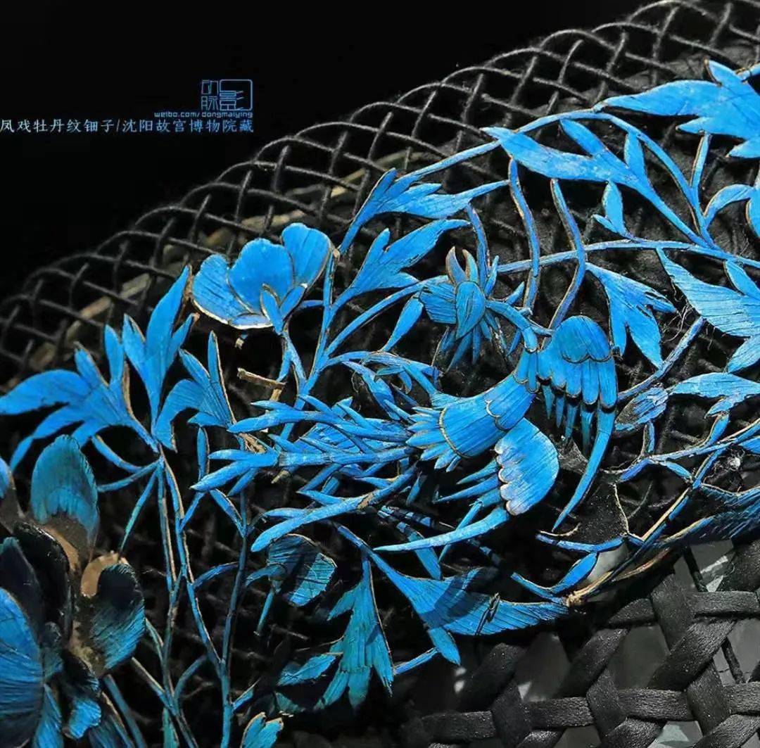 关于将翠鸟羽毛作为装饰材料的记录,可以追溯最早的时期是战国,《韩非