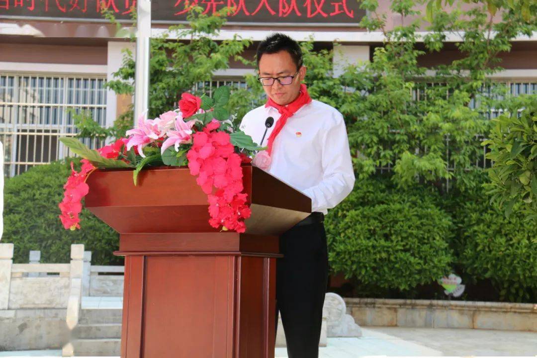 入队仪式上,凤山小学副校长王瑞老师宣读新队员名单,并请六年级少先