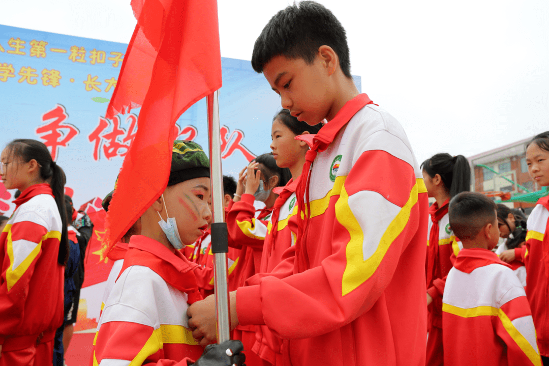 手勢舞《少年中國說》舞蹈《兵娃娃》,朗誦《祖國媽媽》合唱《我的