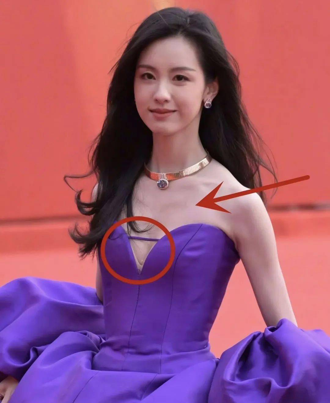 不敢肆意性感的迪丽热巴们_礼服_什么_胸口