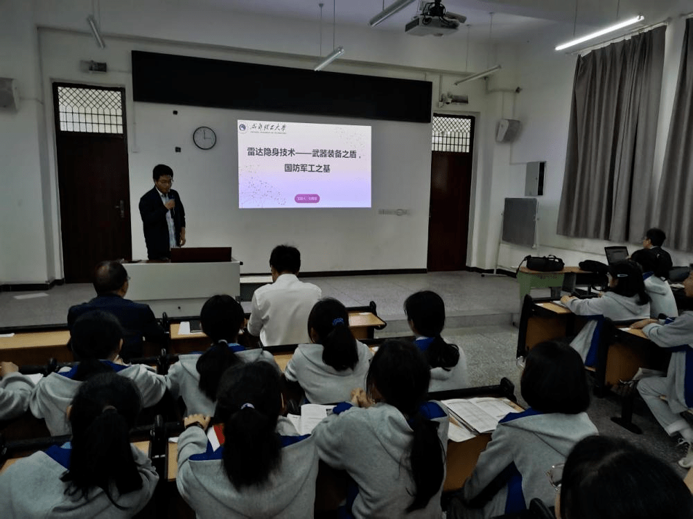 刘雄章为四川省名山中学学生做科普讲座▲李超为四川省名山中学漾生