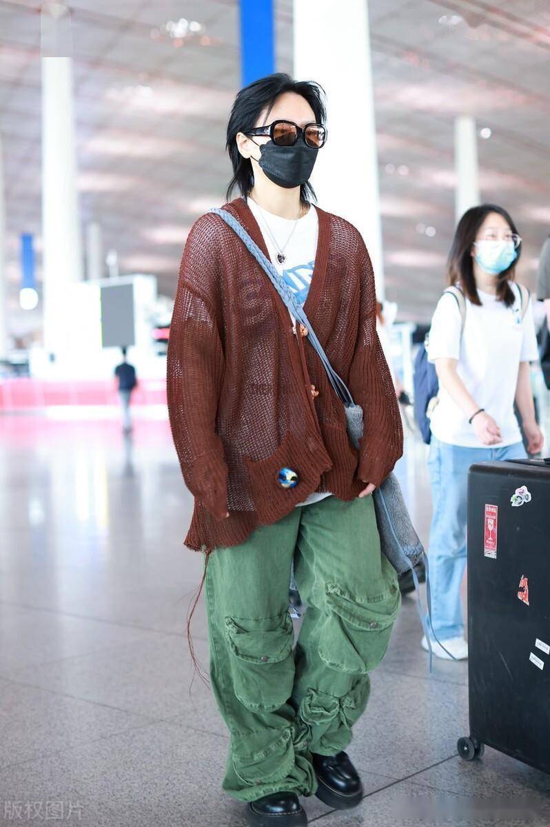 周笔畅现身北京机场,引路人围观拍照