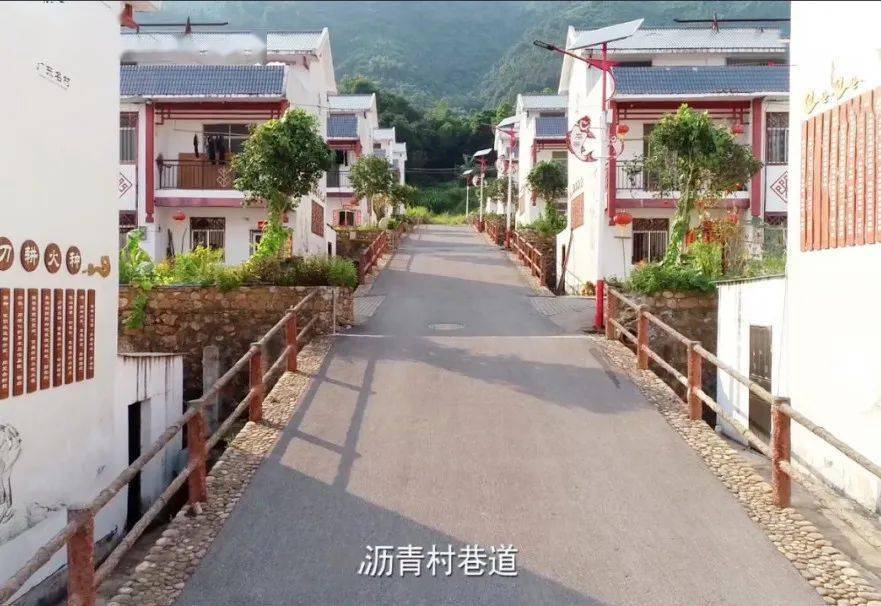 整齐划一一排排两层连体楼房依山而建瑶族新村坐落在大山脚下东坪镇雕