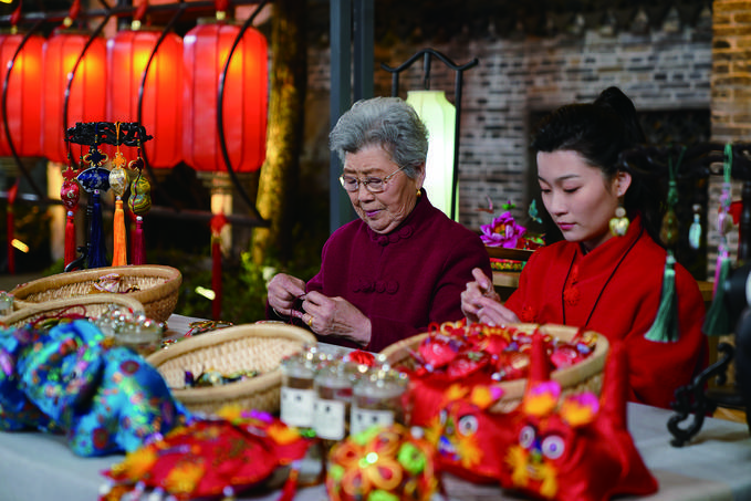 孙歌尧与奶奶王秀英一起为全国观众展现国家级非遗项目徐州香包的精妙