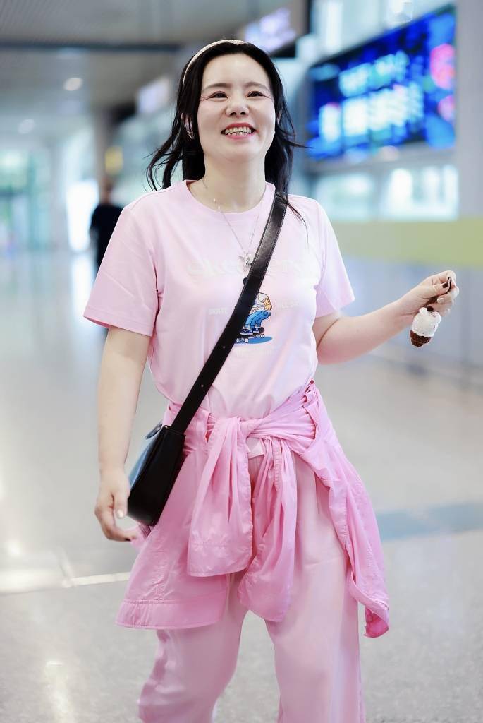 "浪姐"龚琳娜抵达长沙黄花机场 粉色"多巴胺"造型活力满分_账号_状态