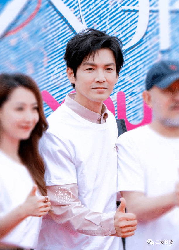 钟汉良新戏路透,暴瘦到撑不起裤子,剧组工作人员被批太大牌!