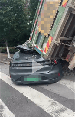 极氪001硬抗20吨砂石车，车主却毫发未伤_搜狐汽车_搜狐网