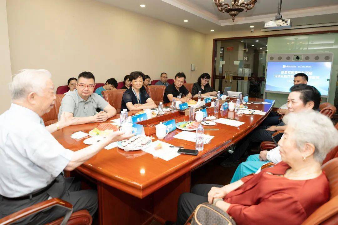 原国家卫生部副部长曹泽毅教授莅临成都安琪儿妇产医院视察指导工作