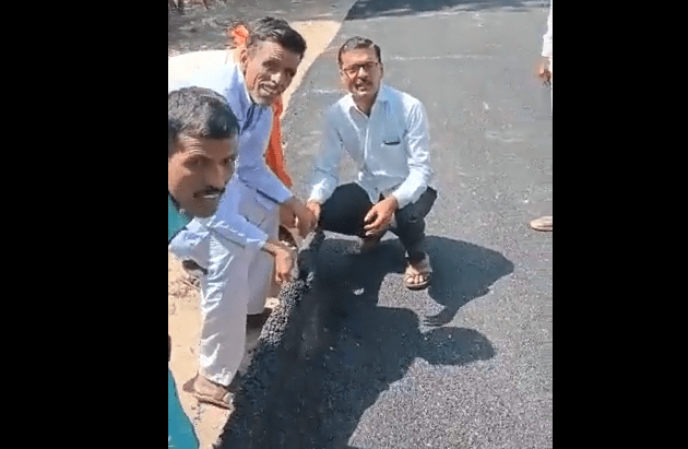 印度村民曝光当地劣质道路工程：布地毯上浇沥青当新路