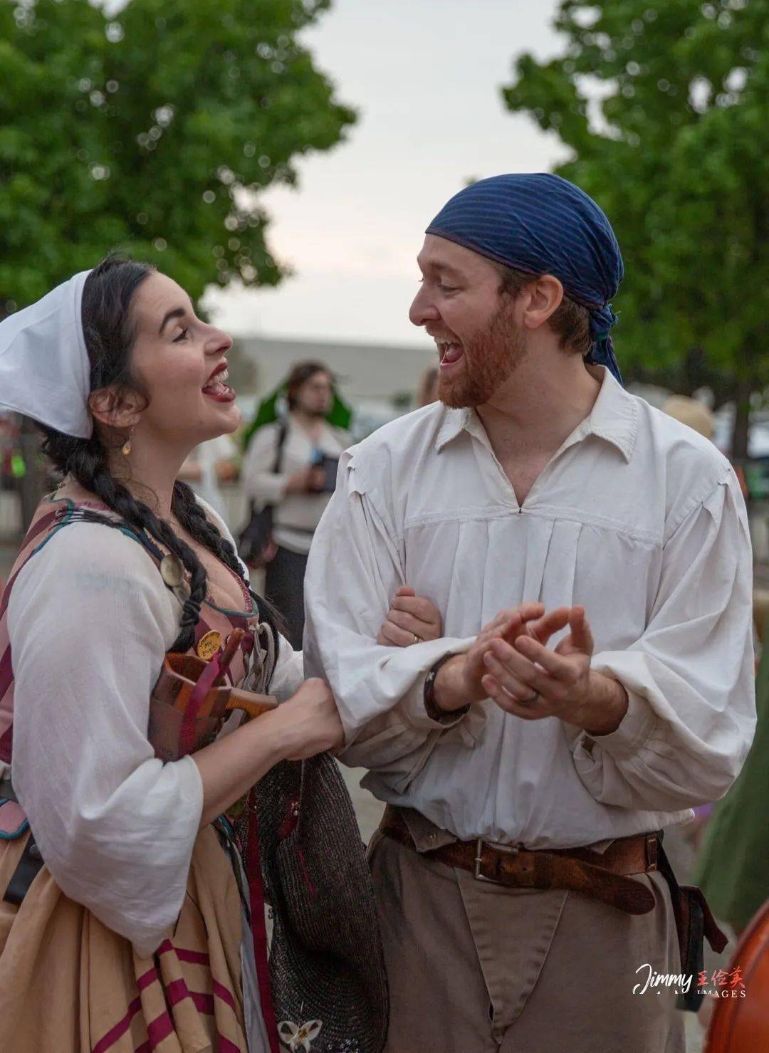 图4,古今结合,魅舞纯享;图5,高冠博带,道具穿帮了,恍如隔世;图6,最是